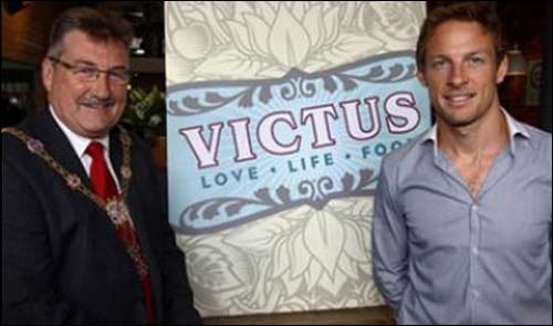 Дженсон Баттон и мэр Харрогейта Лесс Элингтон на открытии ресторана Victus