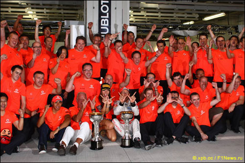 McLaren отмечает победу Дженсона Баттона на Гран При Японии 2011 года