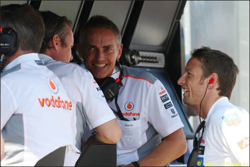 Дженсон Баттон на командном мостике McLaren