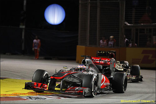 Дженсон Баттон отбивает атаки Кими Райкконена на трассе Гран При Сингапура