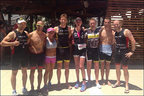 Дженсон Баттон вместе со своей командой, участницей триатлона Challenge Fuerteventura