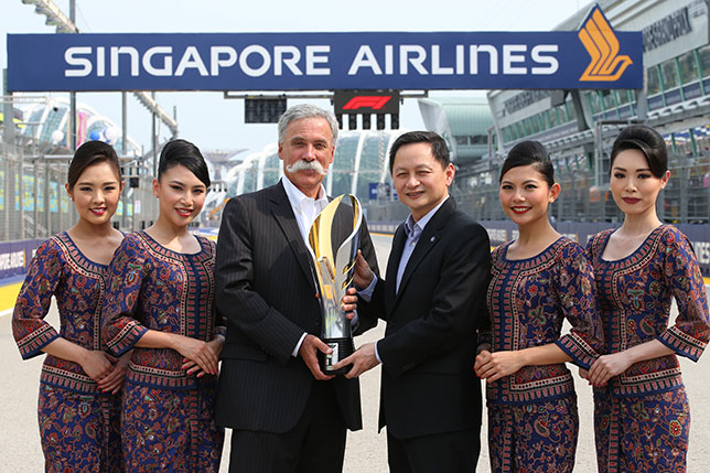 Чейз Кэри, Го Чун Фонг, исполнительный директор Singapore Airlines, и стюардессы Singapore Airlines