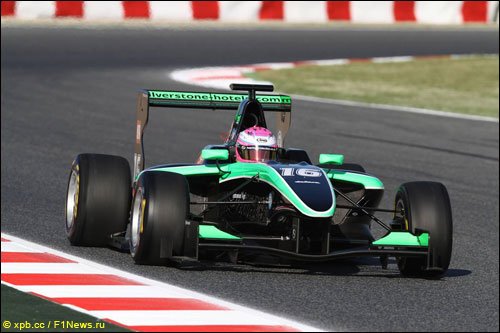 Элис Пауэлл за рулем машины GP3 (2012 год)
