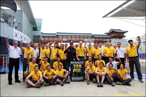 Renault Sport F1 вместе с Марком Уэббером празднуют 200-й поул в Формуле 1