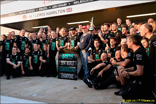 В Mercedes праздную победу в Кубке конструкторов