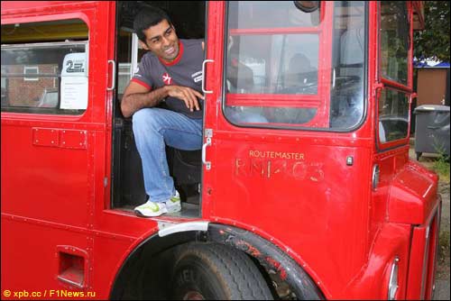 Карун Чандхок знакомится с двухэтажным автобусом