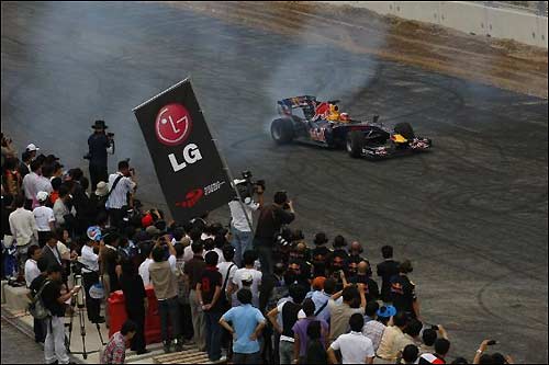 Карун Чандхок за рулем машины Red Bull на корейской трассе