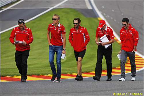 Макс Чилтон (в центре) и Александер Росси (справа) на прогулке по трассе в Спа с инженерами Marussia