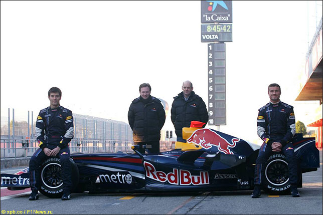 На снимке справа налево: Дэвид Култхард, Эдриан Ньюи, Кристиан Хорнер, Марк Уэббер, 2007 год