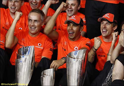 Команда McLaren празднует победу в Абу-Даби 