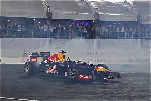 Дэвид Култхард за рулем шоу-кара Red Bull