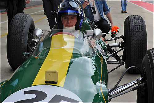 Дэвид Култхард за рулем Lotus Type 25 Джима Кларка