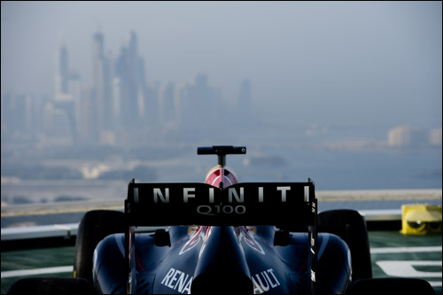 Дэвид Култхард на шоу-каре Red Bull на вертолётной площадке небоскрёба Burj