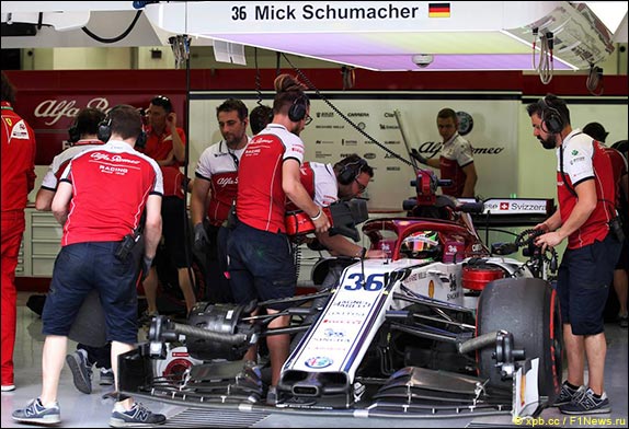 Во второй день Мик Шумахер работал за рулём Sauber