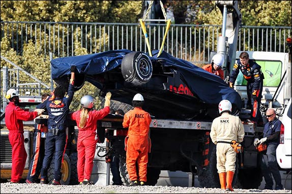 Эвакуация разбитой машины Red Bull Racing