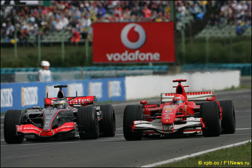 Педро де ла Роса обгоняет Михаэля Шумахера на пути ко второму месту в ГП Венгрии 2006 г.