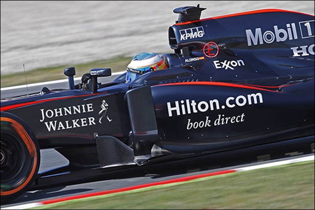 Логотип Hilton на боковом понтоне McLaren
