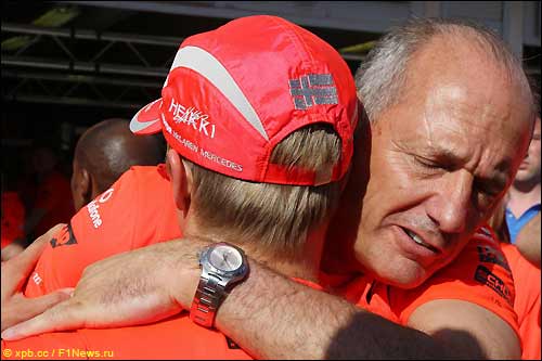 Рон Деннис поздравляет Хейкки Ковалайнена с победой в Гран При Венгрии