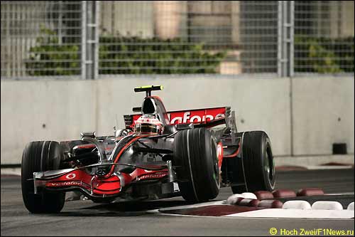 Хейкки Ковалайнен на трассе в Гран При Сингапура