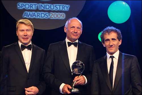 Мика Хаккинен, Рон Деннис (в центре) и Ален Прост на церемонии Sport Industry Awards