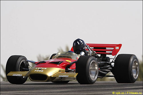 Джошуа Хилл за рулем исторической машины Lotus 49B, 2010 год