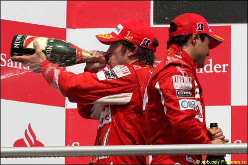 Гонщики Ferrari на подиуме Гран При Германии