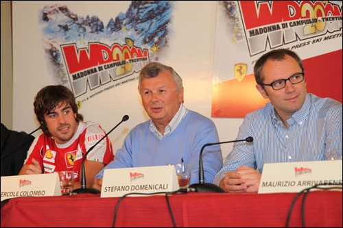 Стефано Доменикали, (справа), фотограф Эрколе Коломбо (в центре) и Фернандо Алонсо на пресс-конференции в Мадонна-ди-Кампильо