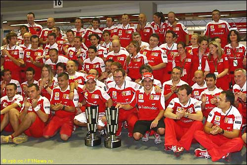 В Ferrari празднуют победу в Сингапуре