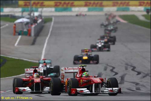 Пилоты Ferrari ведут борьбу с соперниками на трассе Гран При Малайзии 