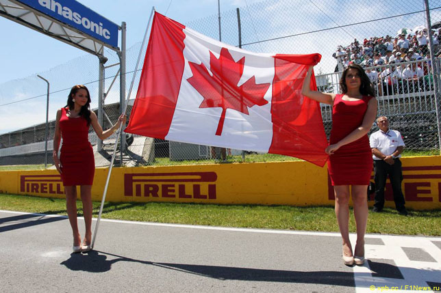 Девушки держат флаг Канады