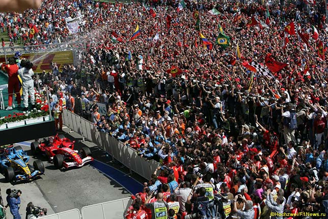 Итальянские болельщики привестсвтвуют победу Михаэля Шумахера в Гран При Сан-Марино, Имола, 2006 год