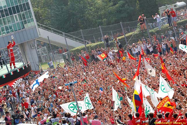 Болельщики в Монце приветствуют Фернандо Алонсо, занявшего 3-е место в Гран При Италии 2012 года