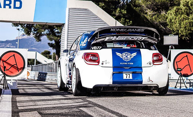 Валттери Боттас за рулём Citroen DS3 WRC на старте очередного спецучастка ралли