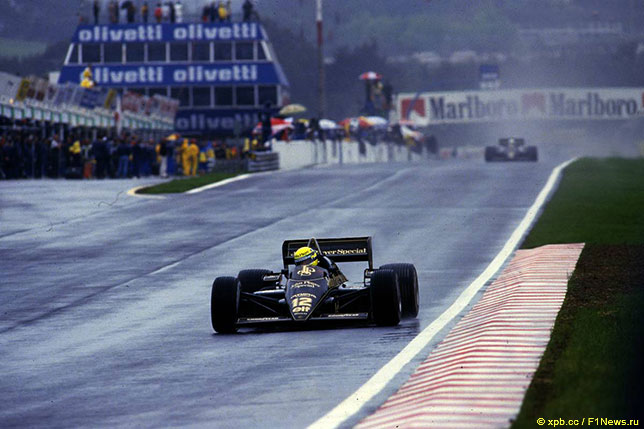 Айртон Сенна лидирует в Гран При Португалии 1985 года