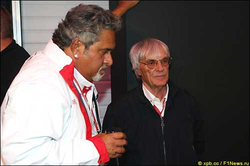 Берни Экклстоун (справа) и владелец Force India Виджей Малья