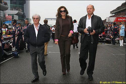 Берни Экклстоун, его супруга Славика и Рон Деннис во время Гран При Китая