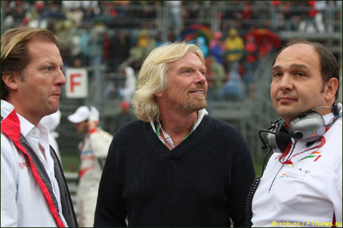 Ричардл Брэнсон (в центре) был гостем команды Force India во время Гран При Италии 2008 года