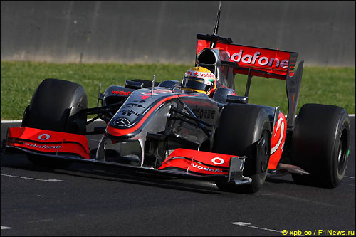 Льюис Хэмилтон на тестах в Хересе за рулем McLaren MP4-24