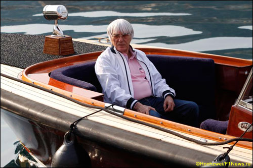 Берни Экклстоун катается на лодке во время Гран При Монако