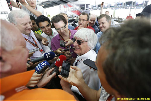 Берни Экклстоун встречается с прессой в паддоке бахрейнского автодрома