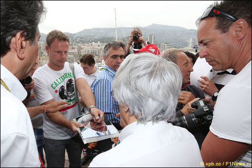 Болельщики окружили Берни Экклстоуна, прибывшего в Монако 