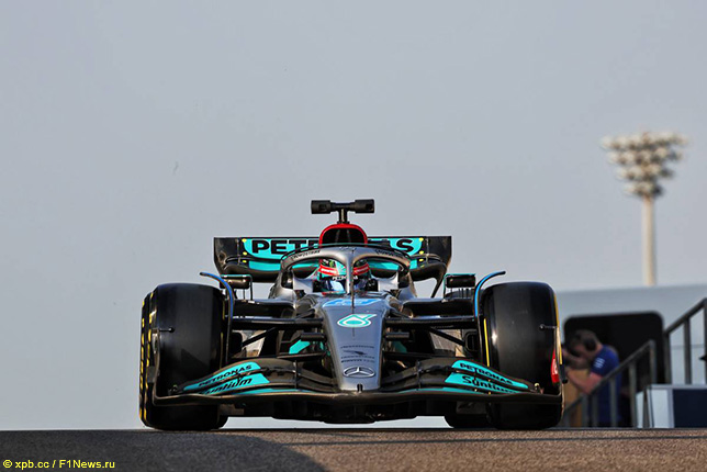 Джордж Расселл за рулём Mercedes W13 на тестах в Абу-Даби, декабрь 2022 года