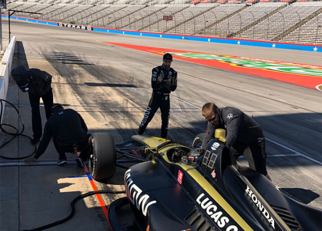 Маркус Эриксон за рулём машины Scmidt Peterson Motorsport на тестах в Техасе, перед машиной - Джеймс Хинчклифф