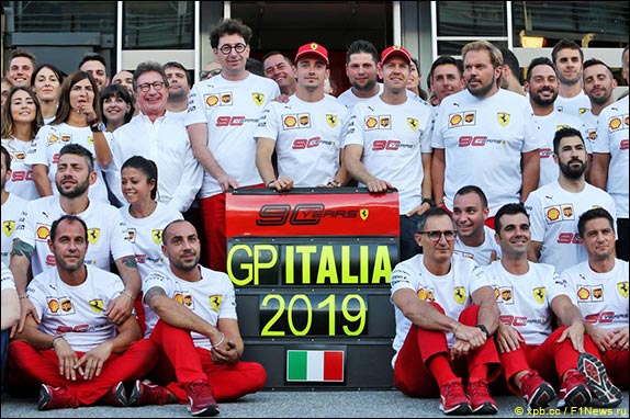 В Ferrari отмечают победу на домашней трассе в Монце