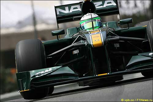 Хейкки Ковалайнен за рулем Lotus на трассе в Монако