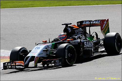 Машина Force India на трассе в Спа