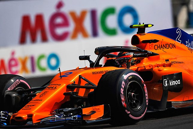 Стоффель Вандорн за рулём McLaren на трассе в Мехико