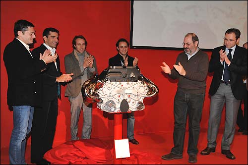 Гонщики Ferrari, Жиль Симон, Стефано Доменикали и двигатель Ferrari 056