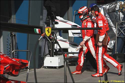Кими Райкконен возвращается в боксы Ferrari