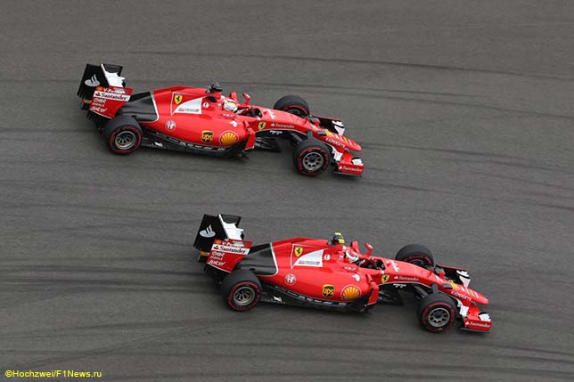 Машины Ferrari на трассе Гран При России